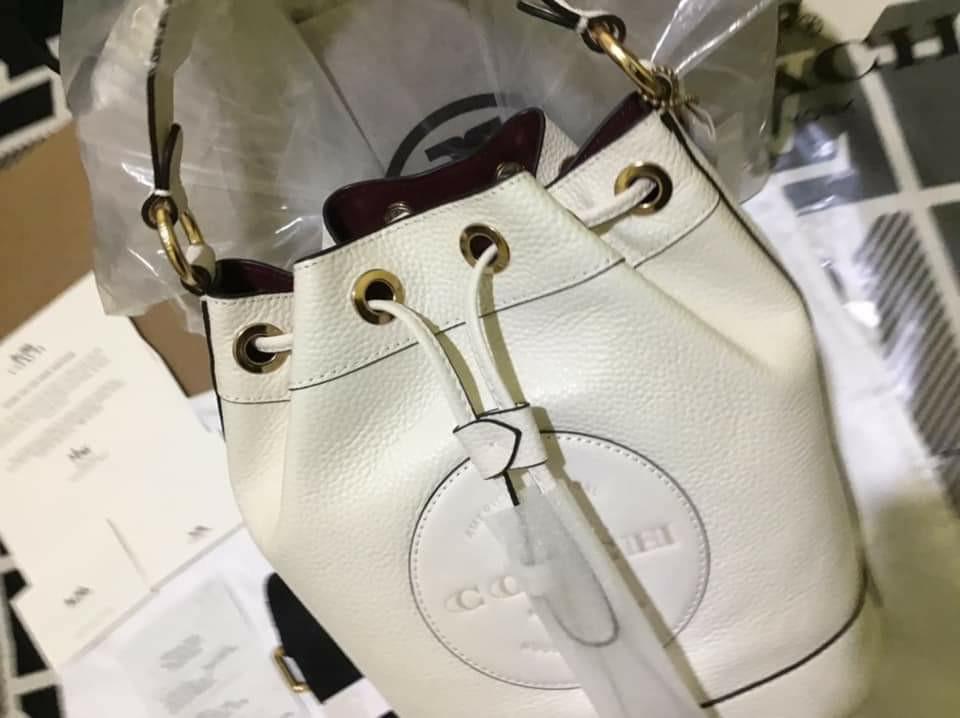 🇺🇲 Authentic Coach Dempsey String Bucket bag (Category: Luxury Bags & Wallets) located in Santa Cruz. Submitted by janelovebagswatchesshoesph (Listing ID 1135414947, Image 3). Description: Complete inclusion ▪︎Paper bag ▪︎Dust bag ▪︎Tag ▪︎Gift receipt ▪︎Card.