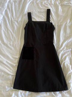 Black apron dress with adjustable straps and velvet pocket