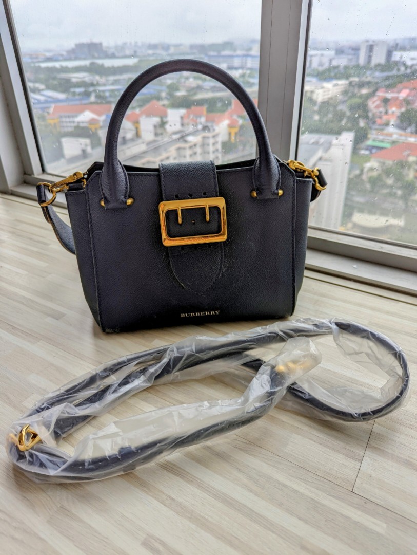 Burberry soft grain sales medium buckle tote