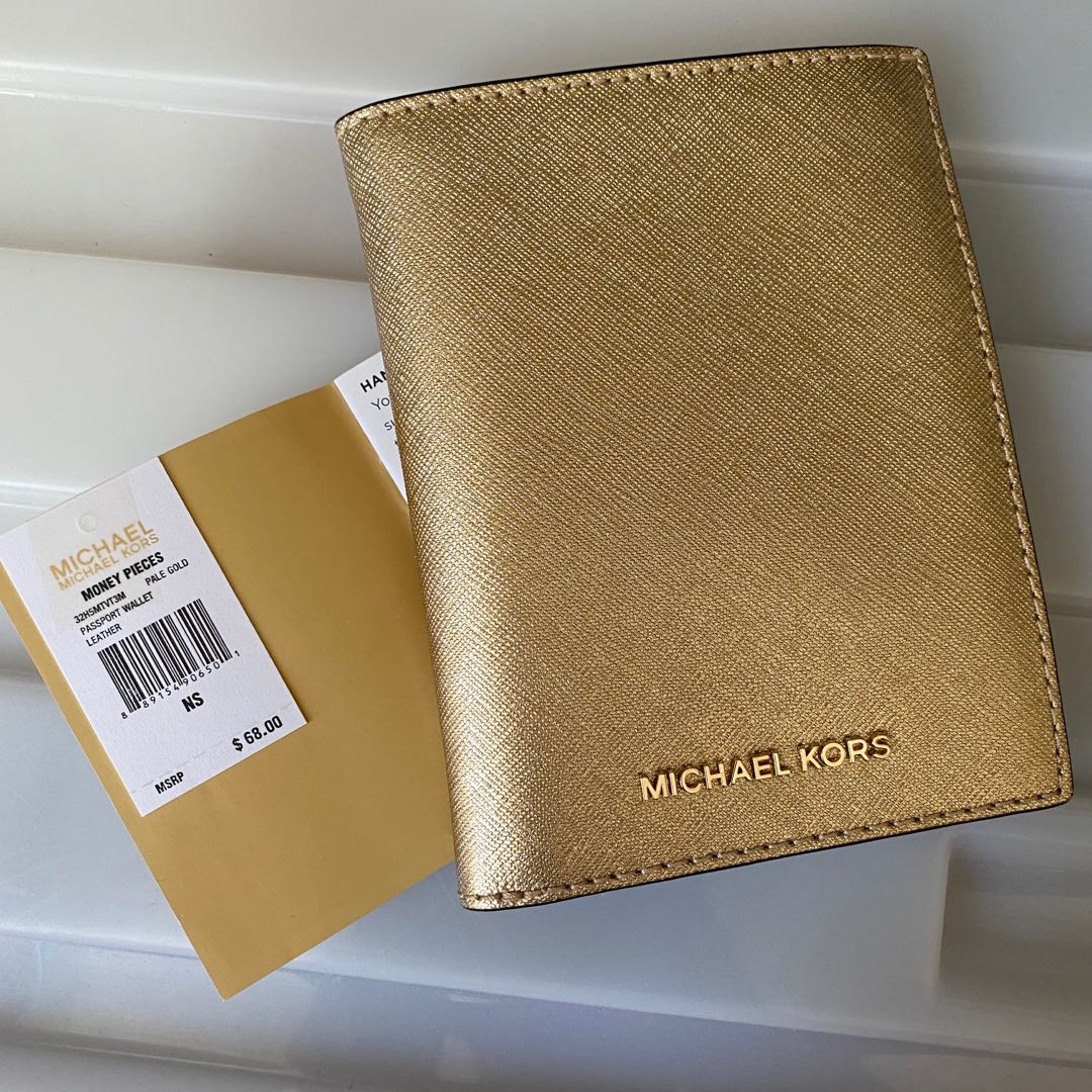 Michael Kors Passport Holder Women S Fashion Bags Wallets Wallets Card Holders On Carousell