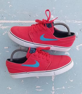 (Category: ) located in . Submitted by Sneaks (Listing ID 1135397146, Image 1). Description: .
