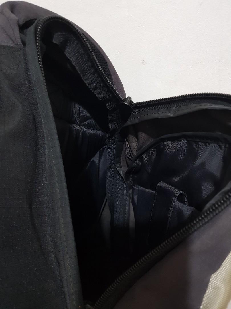 Original Samsonite backpack bag (Category: Backpacks) located in Pasig City. Submitted by declutter_a_ciro (Listing ID 1135262435, Image 3). Description: Original Samsonite backpack bag. Used but not abused. See pics for flaws. Actual pics posted. RFS: Not using anymore..