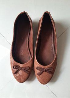 Yongki Komaladi Flat shoes