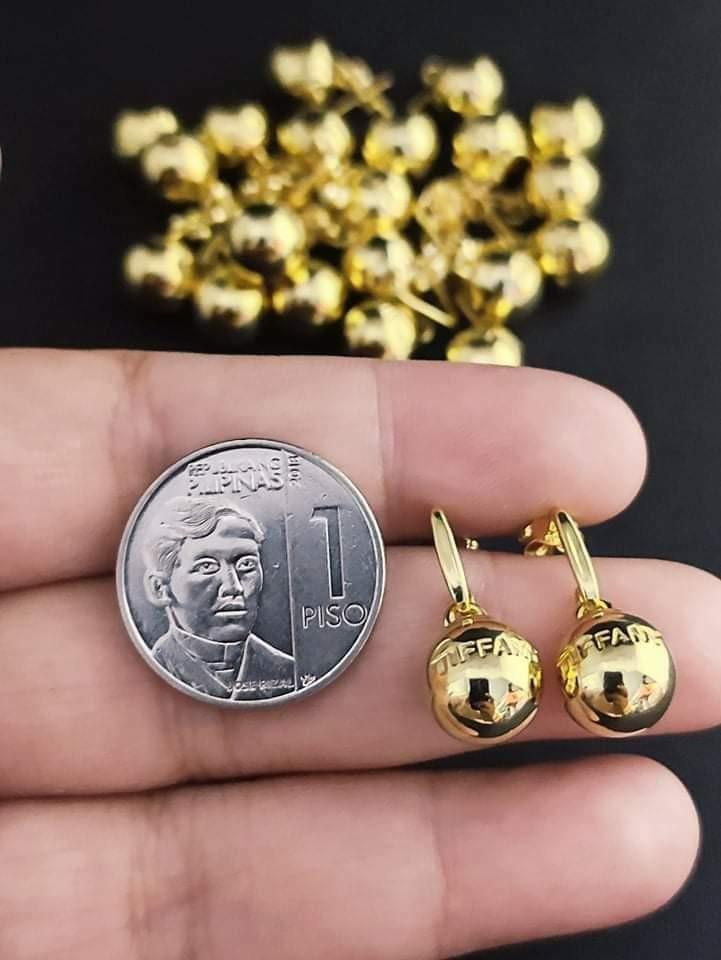 18k Saudi gold Tiffany and Cartier dangling earrings Women s Fashion Jewelry Organizers Earrings on Carousell