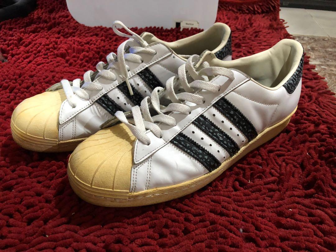 Adidas Superstar (Category: Sneakers) located in Malabon City. Submitted by jayzdeclutters (Listing ID 1135524009, Image 2). Description: Authentic Adidas Superstar (Size 11) Condition: 8/10 Bought in Sole Academy Trinoma Only Issue is Yellowing of Midsole However Midsole is yellowish as part of design No box PM me for Inquiries and Offers.