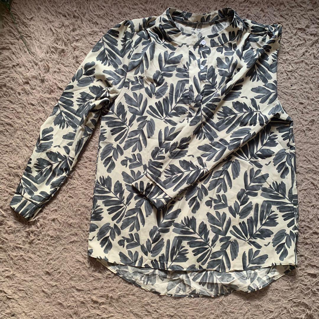 Blouse bunga (Category: Blouses) located in Shah Alam. Submitted by easyan24 (Listing ID 1135531998, Image 1). Description: Tak pernah pakai! -shoulder 15’ -bust 20’ -top length front 27’, back 30’ Material - crepe Opacity 9/10 .