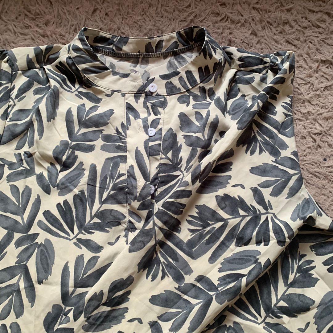Blouse bunga (Category: Blouses) located in Shah Alam. Submitted by easyan24 (Listing ID 1135531998, Image 2). Description: Tak pernah pakai! -shoulder 15’ -bust 20’ -top length front 27’, back 30’ Material - crepe Opacity 9/10 .