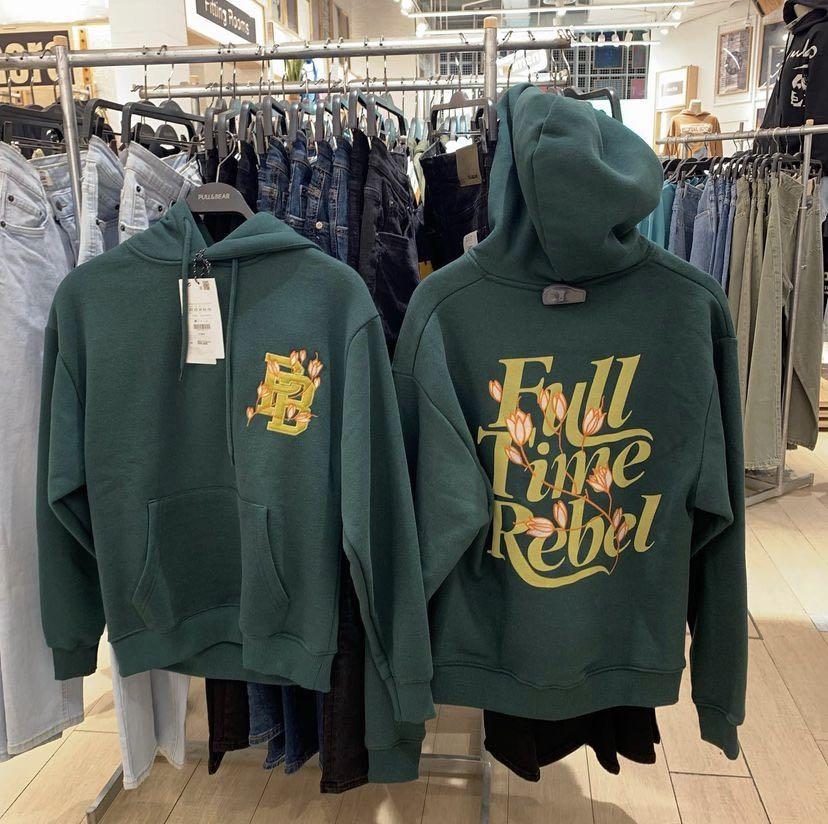 DICARI HOODIE PULL BEAR PULL AND BEAR Fesyen Pria Pakaian Atasan di Carousell
