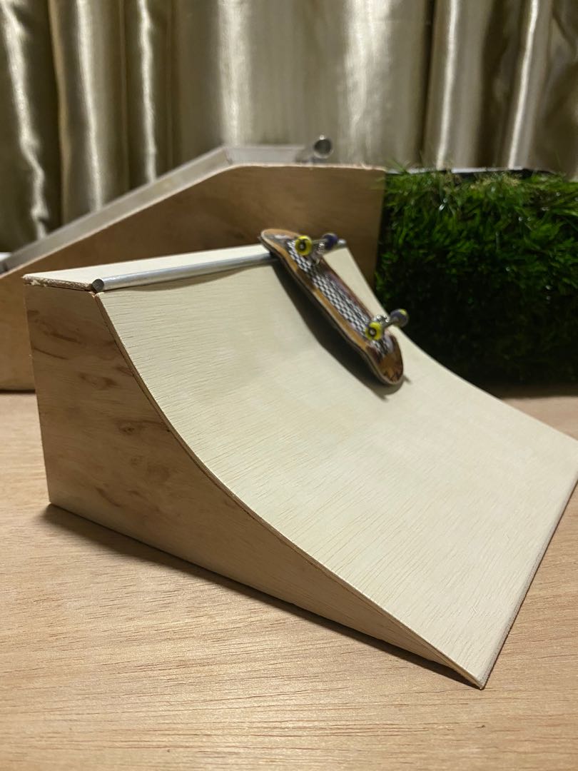Fingerboard quarter pipe, Sports Equipment, Sports & Games, Skates