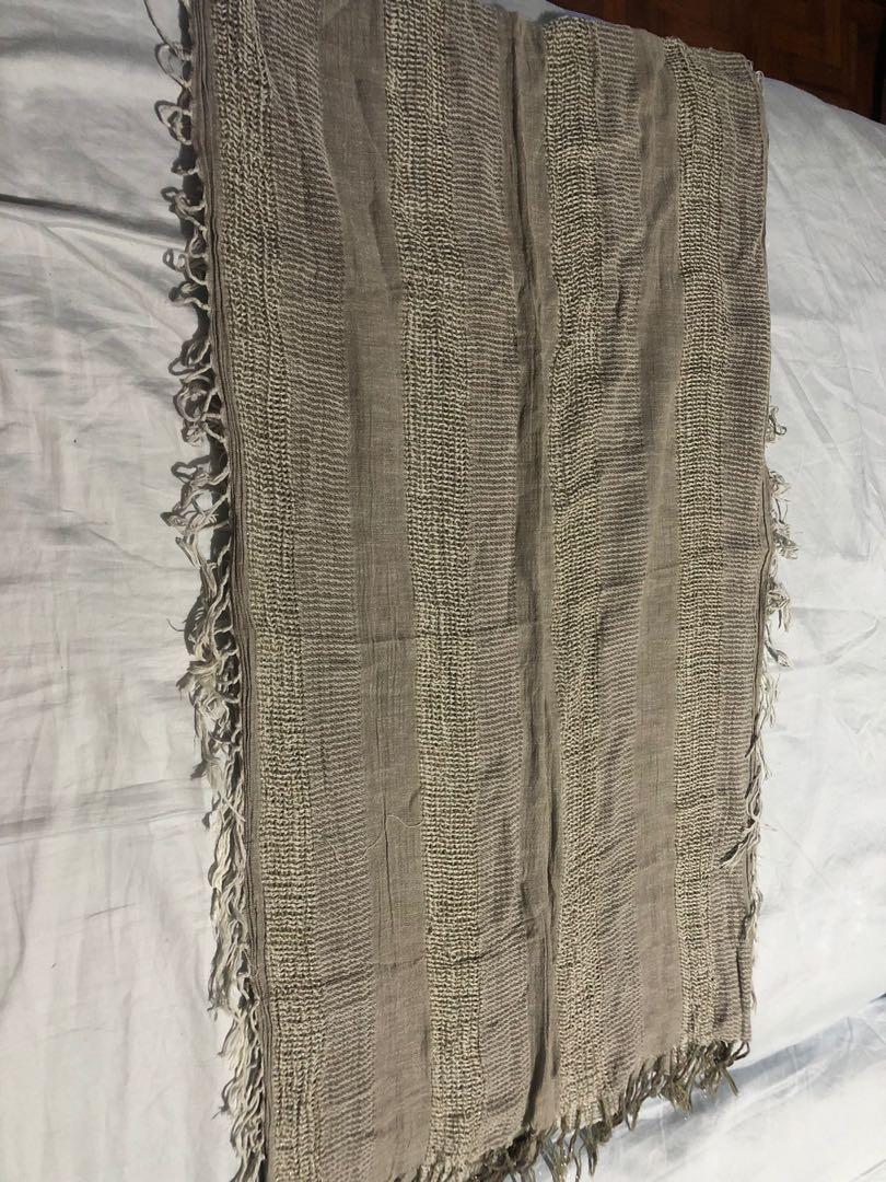 Gray scarf (Category: Scarves) located in Mandaluyong City. Submitted by sedpsk (Listing ID 1135739734, Image 1). Description: .