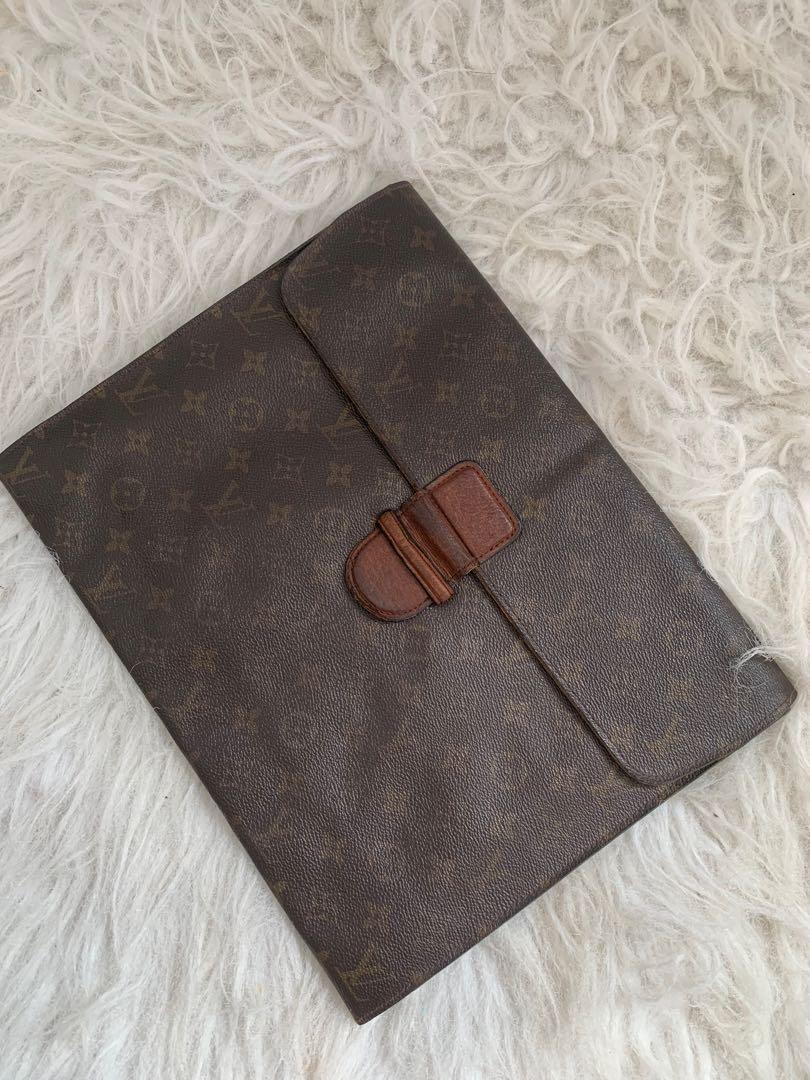 Louis Vuitton vintage docu bag (Category: Luxury Bags & Wallets) located in Manila. Submitted by lunaticbaby (Listing ID 1135689519, Image 1). Description: Authentic Vintage lv .