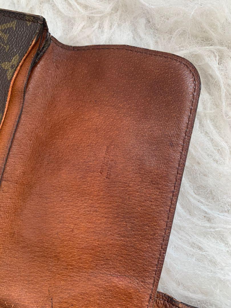 Louis Vuitton vintage docu bag (Category: Luxury Bags & Wallets) located in Manila. Submitted by lunaticbaby (Listing ID 1135689519, Image 3). Description: Authentic Vintage lv .