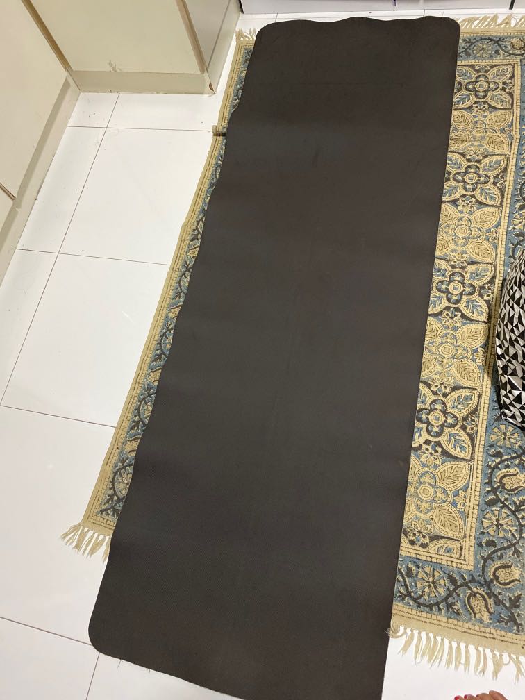 lululemon yoga mat on carpet