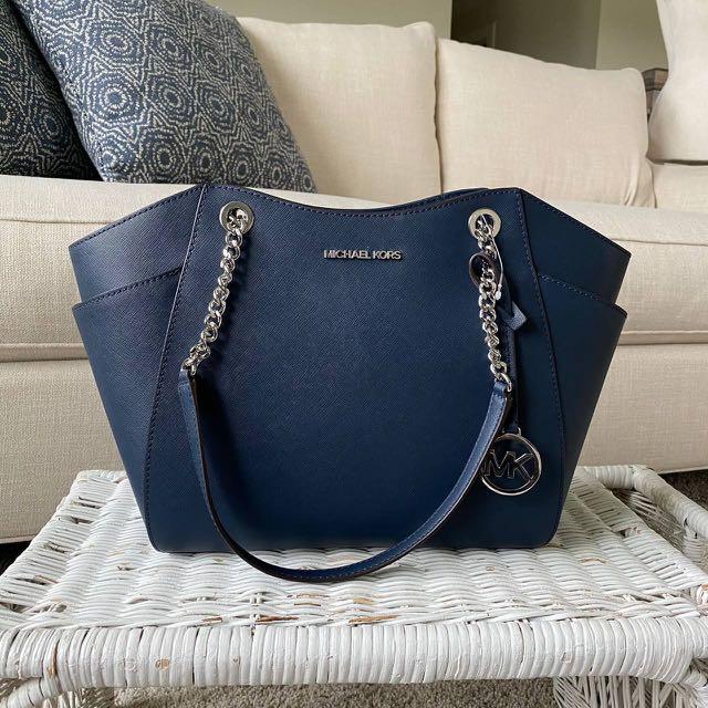 Michael Kors Jet Set Travel Large Chain Shoulder Tote in Navy, Women's  Fashion, Bags & Wallets, Tote Bags on Carousell