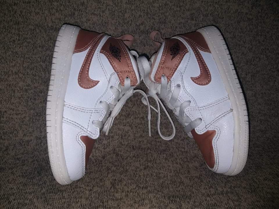 Jordan 1 mid hotsell white rose gold