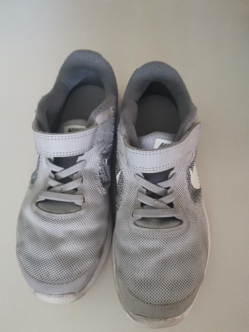 Nike youth top revolution 3