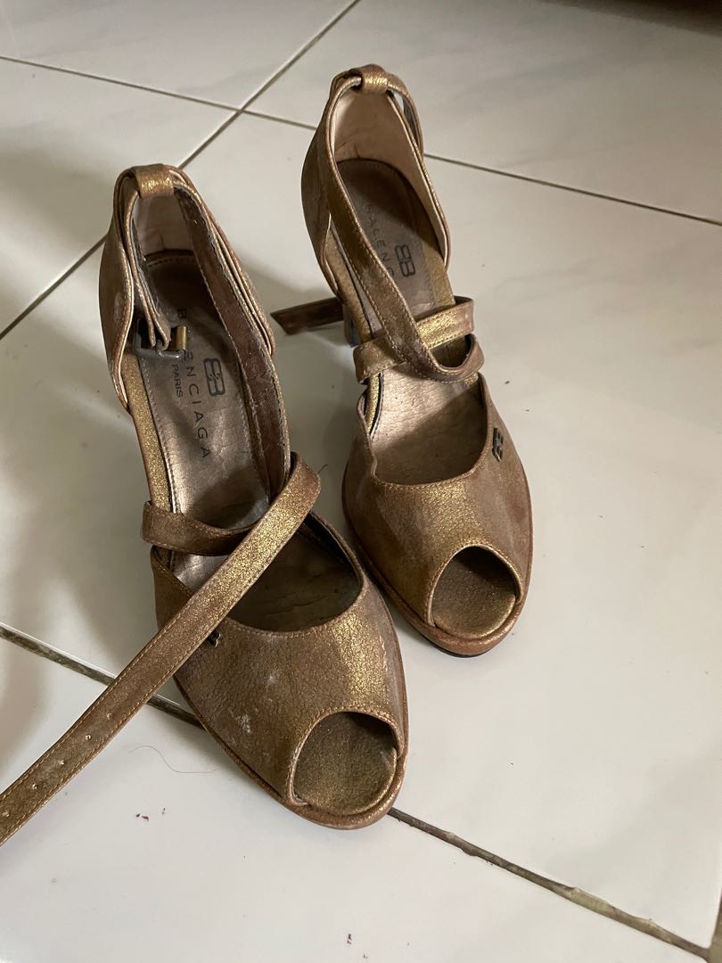 Sandal Balenciaga sudah jelek