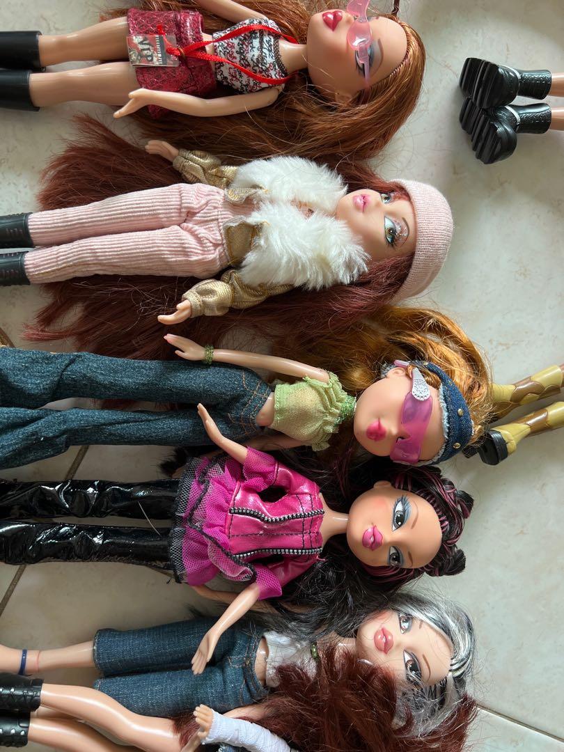 12 bratz doll with some cloth and shoes, 興趣及遊戲, 玩具& 遊戲類