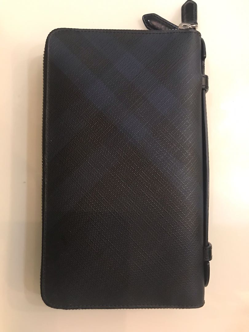 Burberry hot sale travel wallet