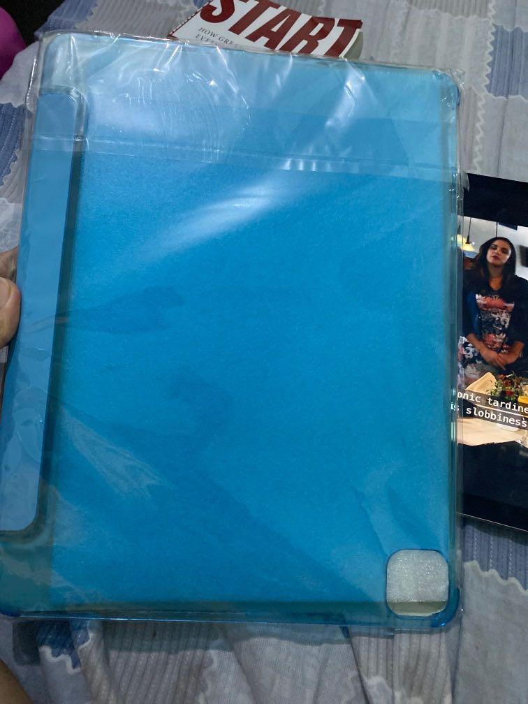 iPad 2018 / 2020 Cover Case Shockproof (Category: iPad) located in Antipolo. Submitted by preloved_sars (Listing ID 1135879373, Image 2). Description: RFS: Wrong size :(.