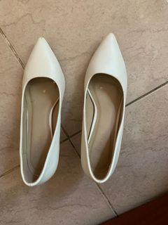 WHITE POINTED HEELS