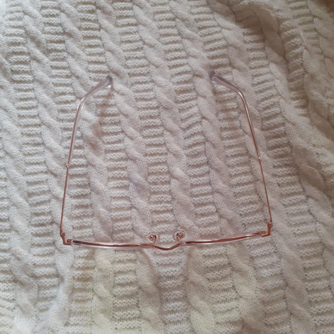 Anti Blue Light Eyeglasses (Category: Sunglasses & Eyewear) located in Sorsogon. Submitted by marshmaaallow_ (Listing ID 1136013626, Image 2). Description: Inclusions: Plastic case, pouch and extra screws ✨ Fashionable ✨ Good quality ✨ Replaceable lens ✨ Original price is P349 ✨ Color is rose gold Never used Only P150 if you buy another product from me :).