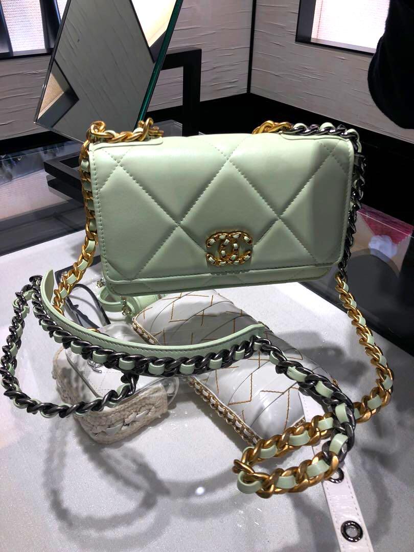 Chanel 19 wallet on chain Apple green - brand new!
