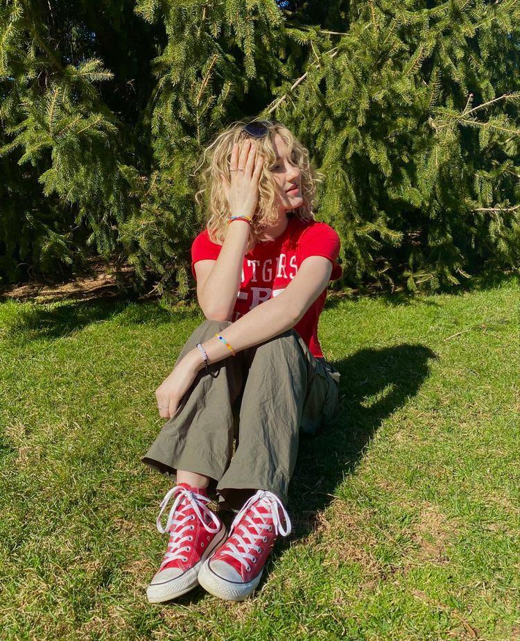 Girl red converse best sale