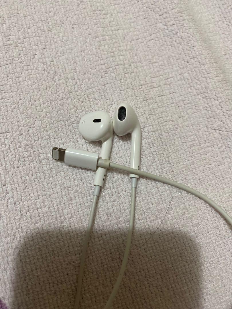 EarPods lightning connector, Audio, Headphones & Headsets on Carousell