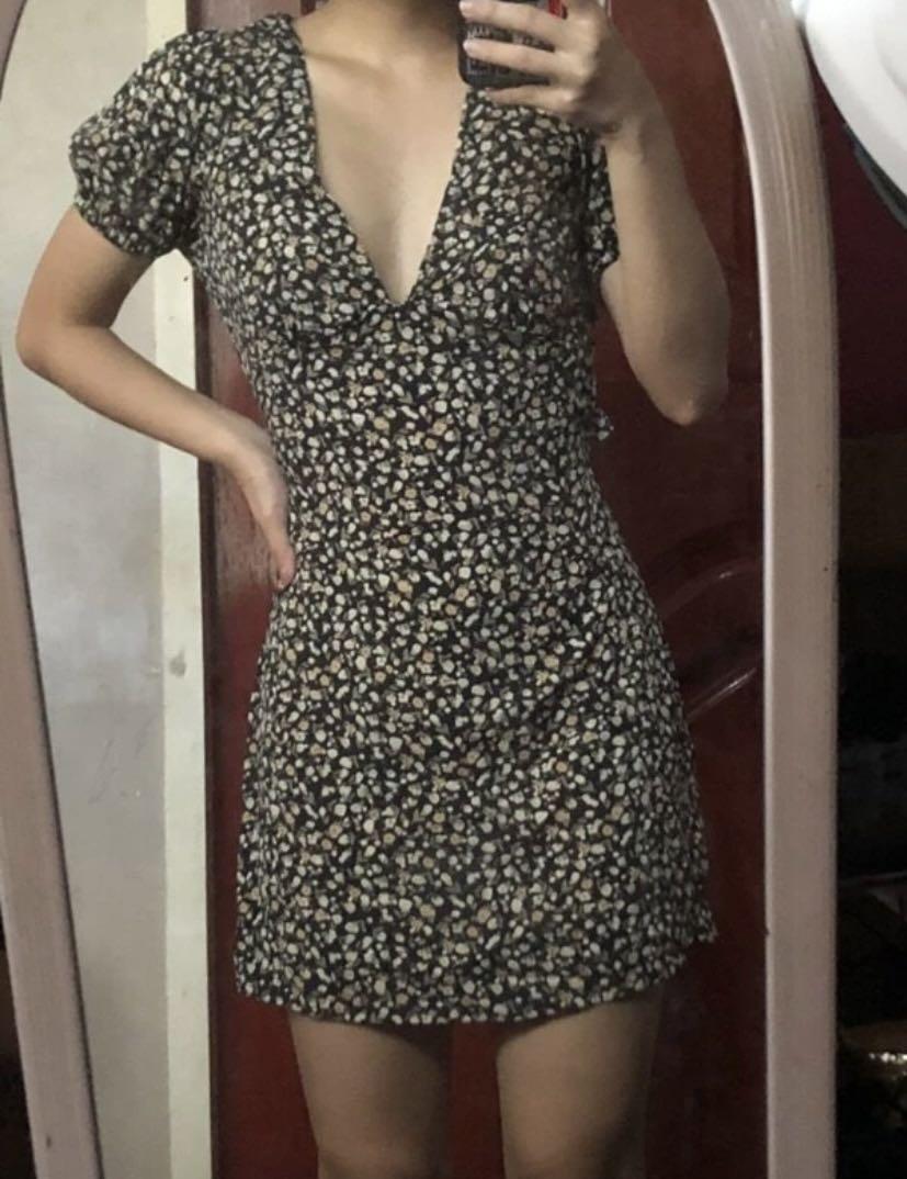 Floral puff sleeve dress (Category: Dresses) located in Marikina City. Submitted by av0cado_ (Listing ID 1136060404, Image 3). Description: - never been worn only tried on - vouching for its good material and nice fit - rfs: don’t know when to wear.