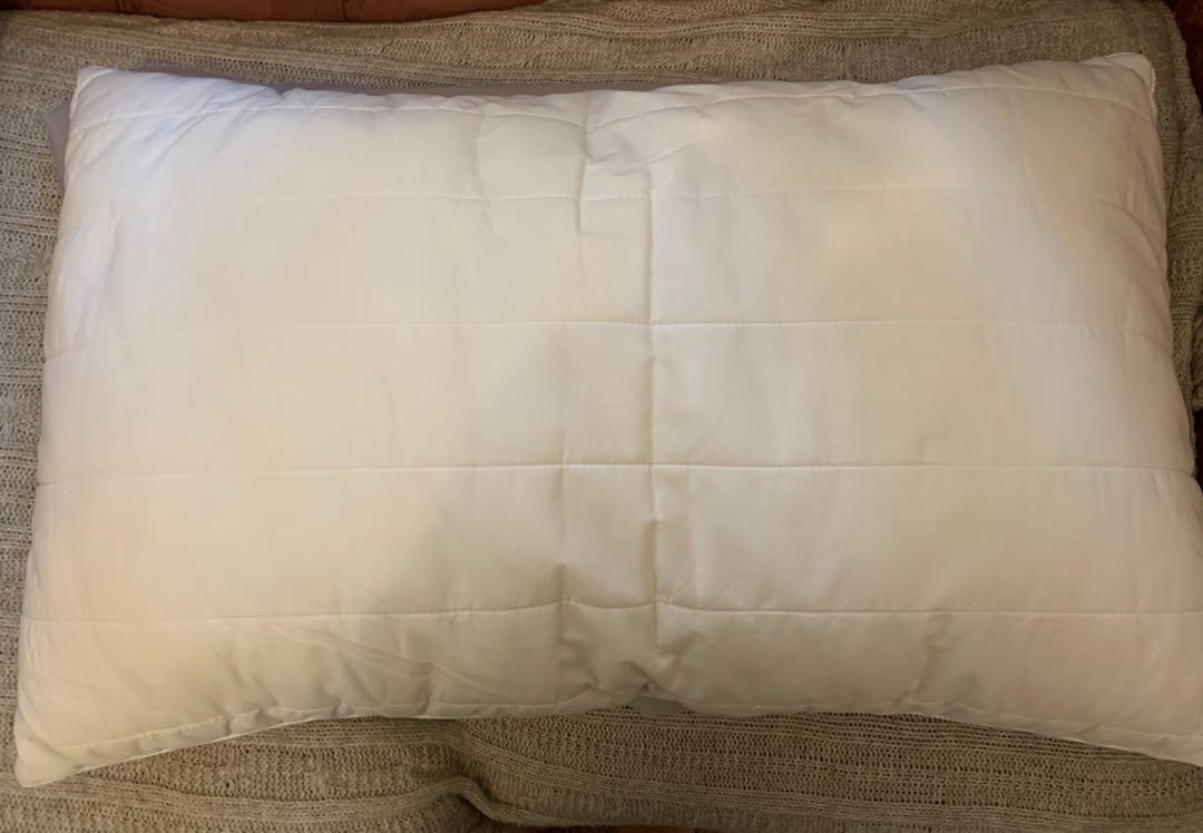 IKEA RUMSMALVA Ergonomic pillow (side/back sleeper), 傢俬＆家居, 床具浴巾 Carousell