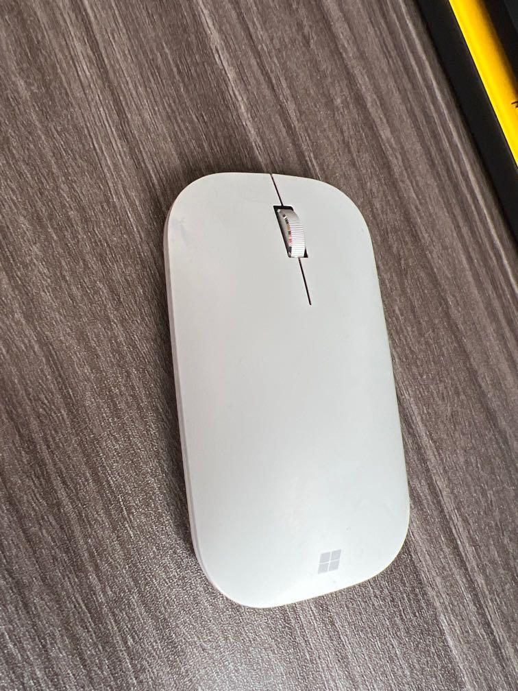 Microsoft mouse (Category: Mouse & Mousepads) located in Singapore. Submitted by plsgofast (Listing ID 1136043834, Image 1). Description: No more use it , like new .