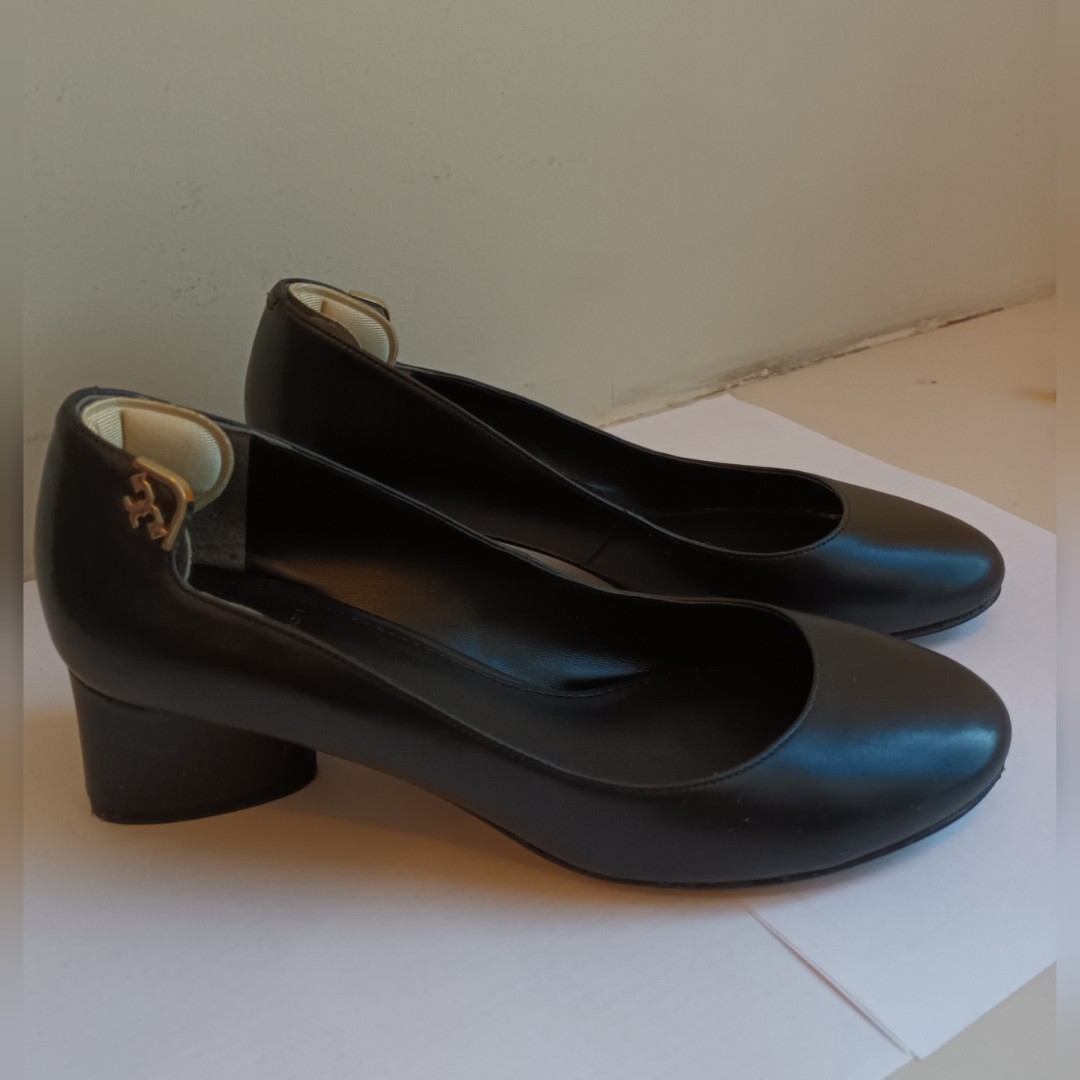 tory burch black pumps