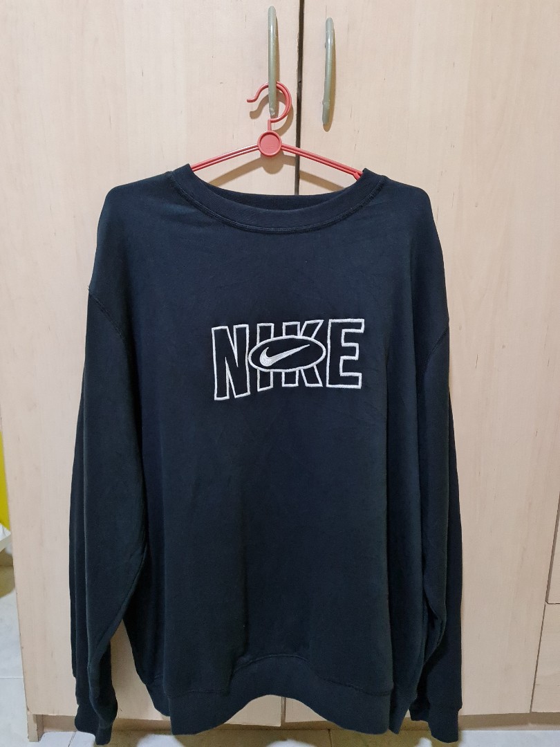 Vintage nike sweatshirt black, Men's Fashion, Tops u0026 Sets, Sleep and  Loungewear on Carousell