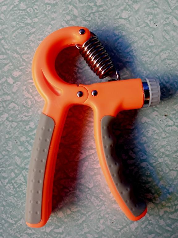 Adjustable Hand Grip Strength Exercise Strengthener Gripper (Category: Weights & Dumbbells) located in Guinobatan. Submitted by gonzotrickster9899 (Listing ID 1136282717, Image 2). Description: Dial easily adjust resistance from 22-132LB (10-60kg), you can either increase or decrease level freely. It is only 200 pesos..
