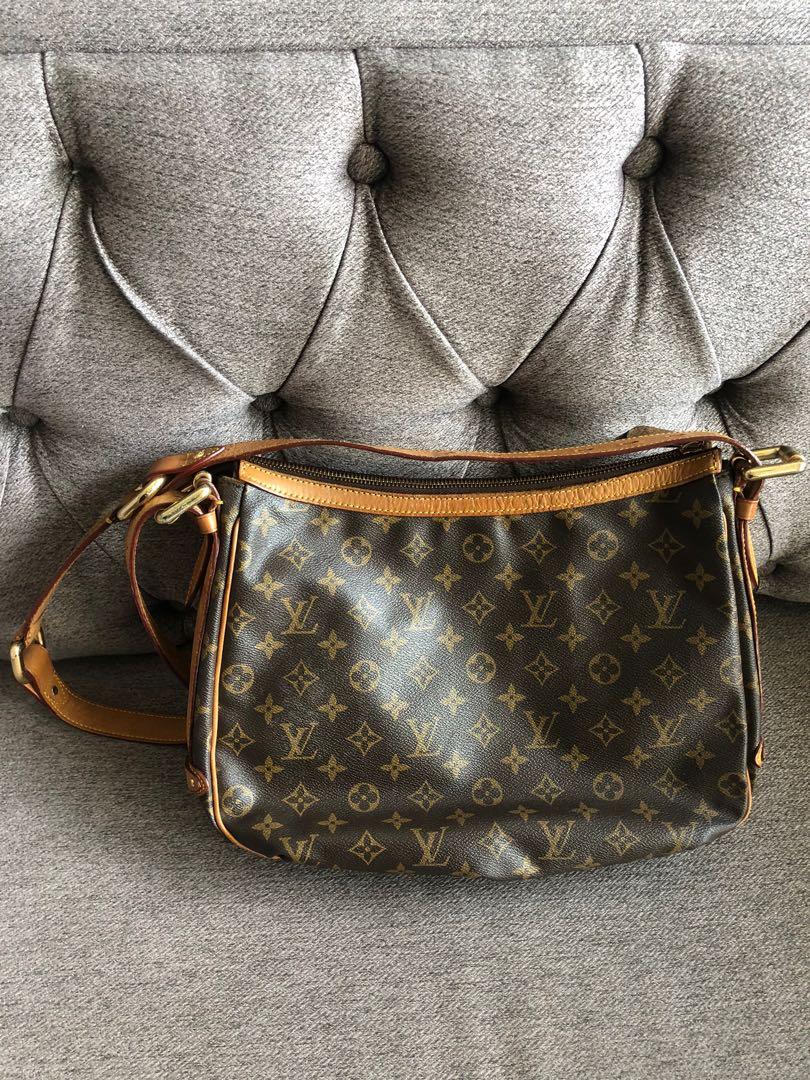 Authentic 100% LV TULUM (Category: Luxury Bags & Wallets) located in Manila. Submitted by sweetlips01 (Listing ID 1136279098, Image 2). Description: 100% Authentic LV Tulum, Clean Interior, Monogram Canvas is intact Flaws: Front Lock (bit zipper is working well), hardware scratches, few cracks in body and sling .
