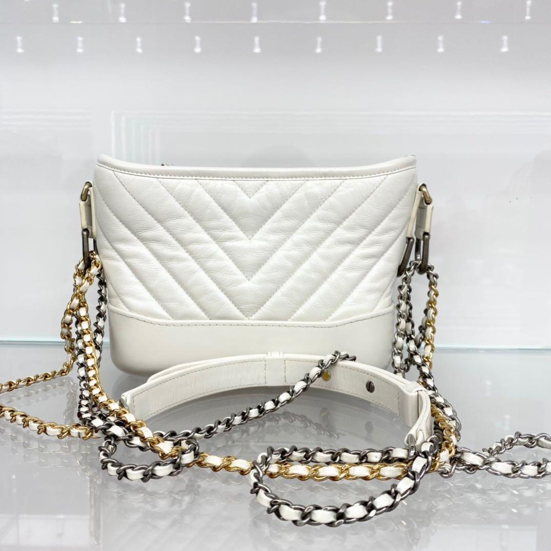 The most perfect little Chanel Gabrielle hobo bag in white chevron 🤍  (click to shop)