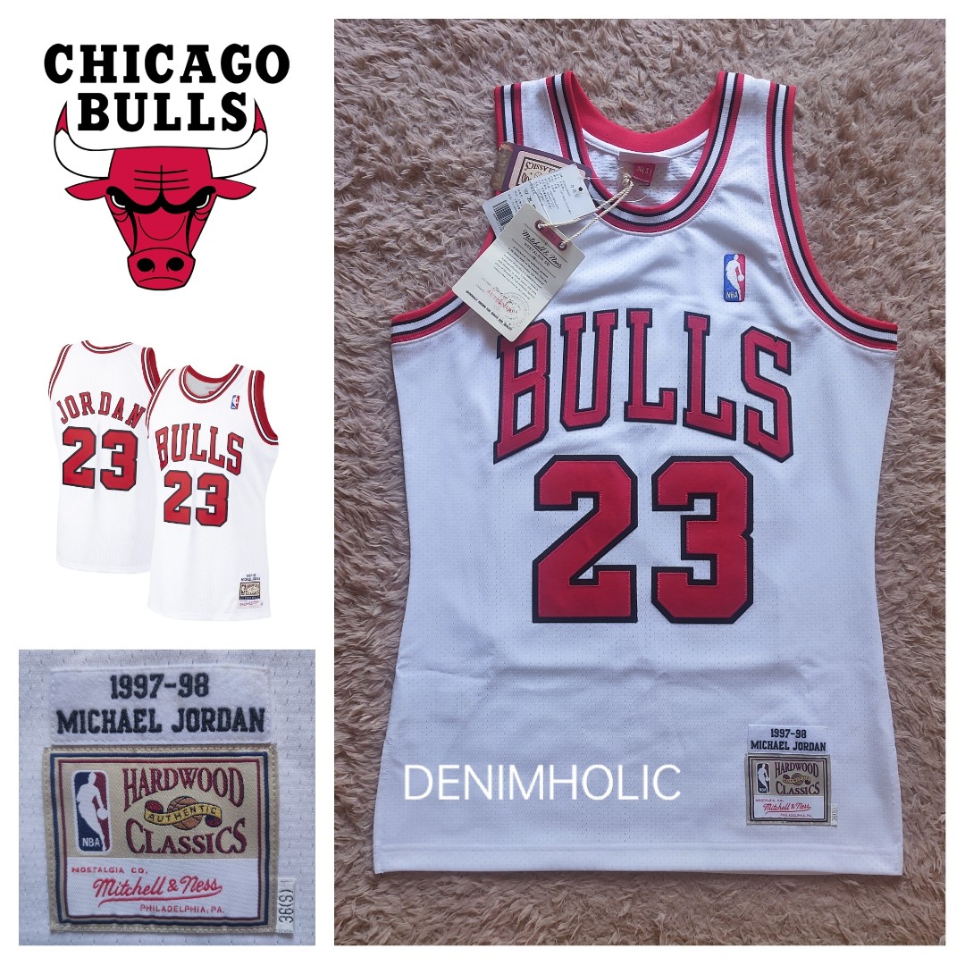 Michael Jordan 1997-1998 Hardwood Classics Mitchell & Ness Bulls NBA Jersey  36S