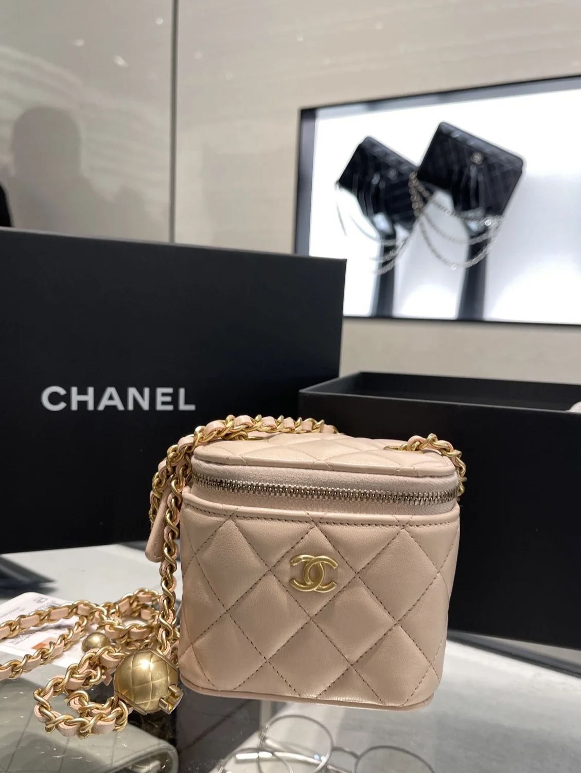 Chanel Quilted Pearl Crush Vanity Rectangular White Lambskin   ＬＯＶＥＬＯＴＳＬＵＸＵＲＹ