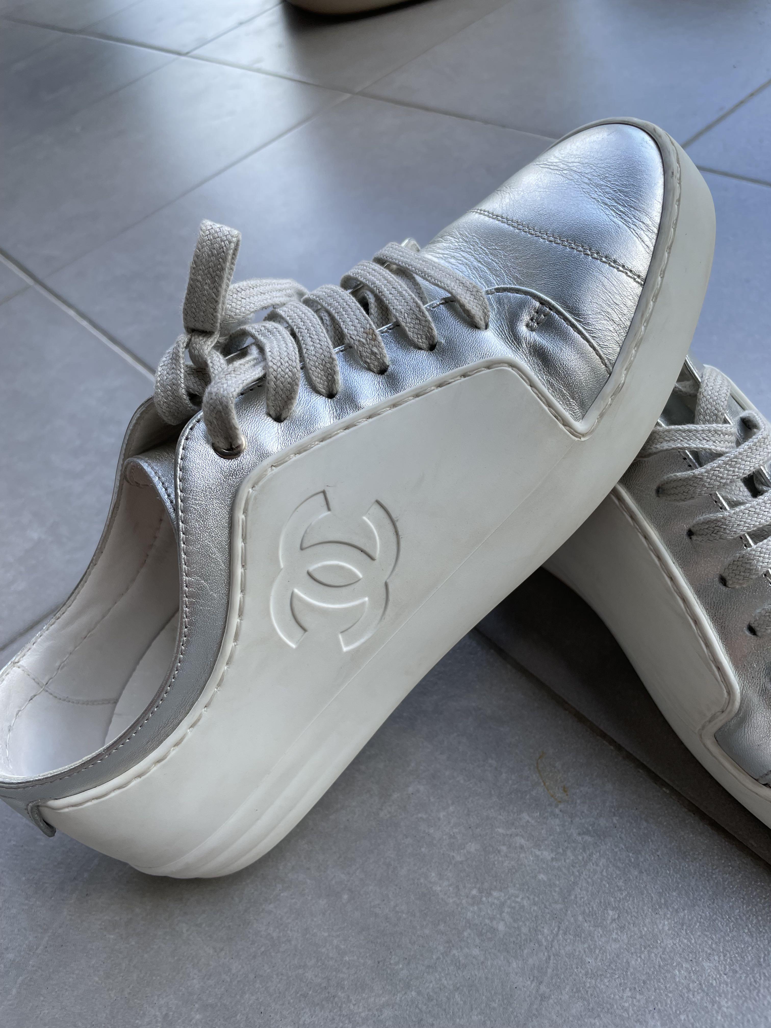 hjerte Forbløffe Svin Chanel White Silver Sneakers 38.5, Women's Fashion, Footwear, Sneakers on  Carousell
