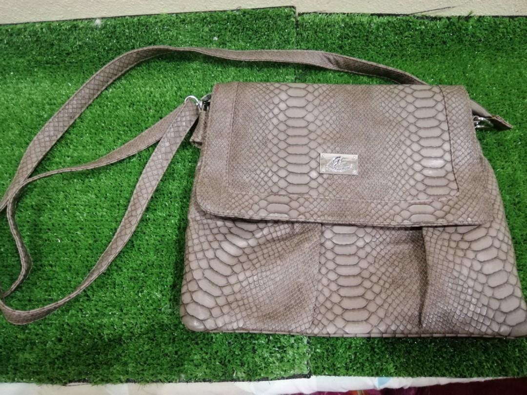 Gio fiore cheap sling bag