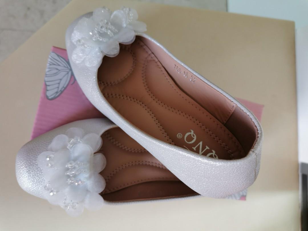Girls pump shoes