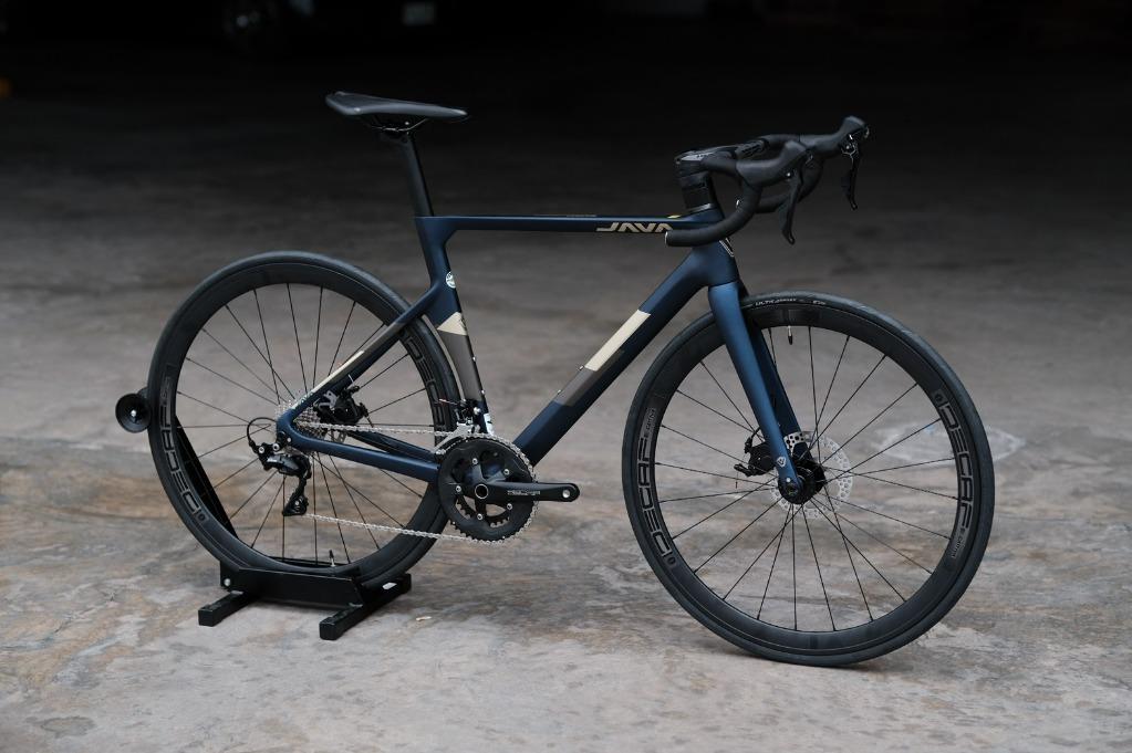 Java Vesuvio V2 [Carbon-105-UCI Certified] (Category: Bicycles) located in San Juan City. Submitted by francisongg (Listing ID 1136398038, Image 3). Description: Java Vesuvio V2 [Carbon-105-Disc Brakes] ✅Price: ₱55,000 ✅Availability Matte Blue 2pc- 48 2pc-51 2pc- 54 Matte Black 2pc- 48 2pc- 51 2pc- 54 Glossy Black Red 2pc-51 ✅Specs: Frame: Vesuvio Aero Carbon Frame Fork: Vesuvio Aero Carbon Fork 1 piece Carbon drop bar Front and Rear Disc Brakes 