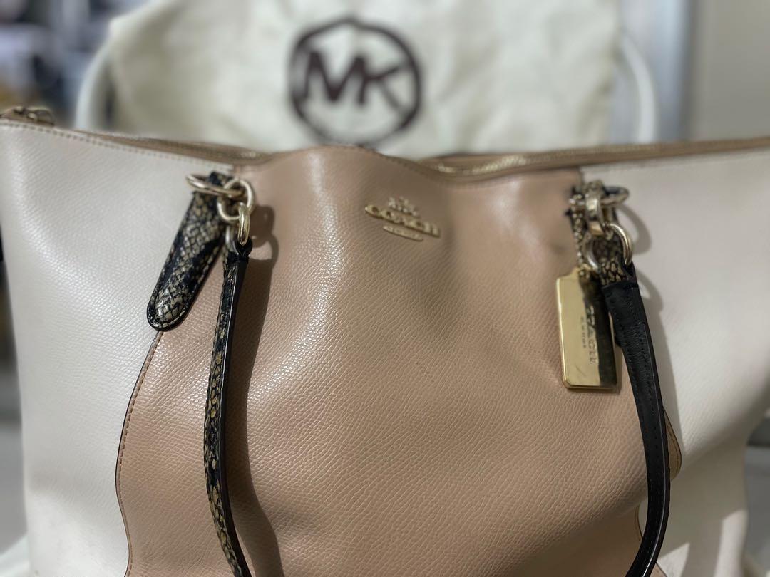 Original Couch Shoulder Bag For Sale (Category: Shoulder Bags) located in Makati City. Submitted by cathymars13 (Listing ID 1136375180, Image 2). Description: For Sale: Original Coach Bag imported from New York with Snakeskin handle. Certificate of Authenticity Inside. Original price 200$ or 10kPHP Selling Price 3999PHP. STILL NEGOTIABLE..