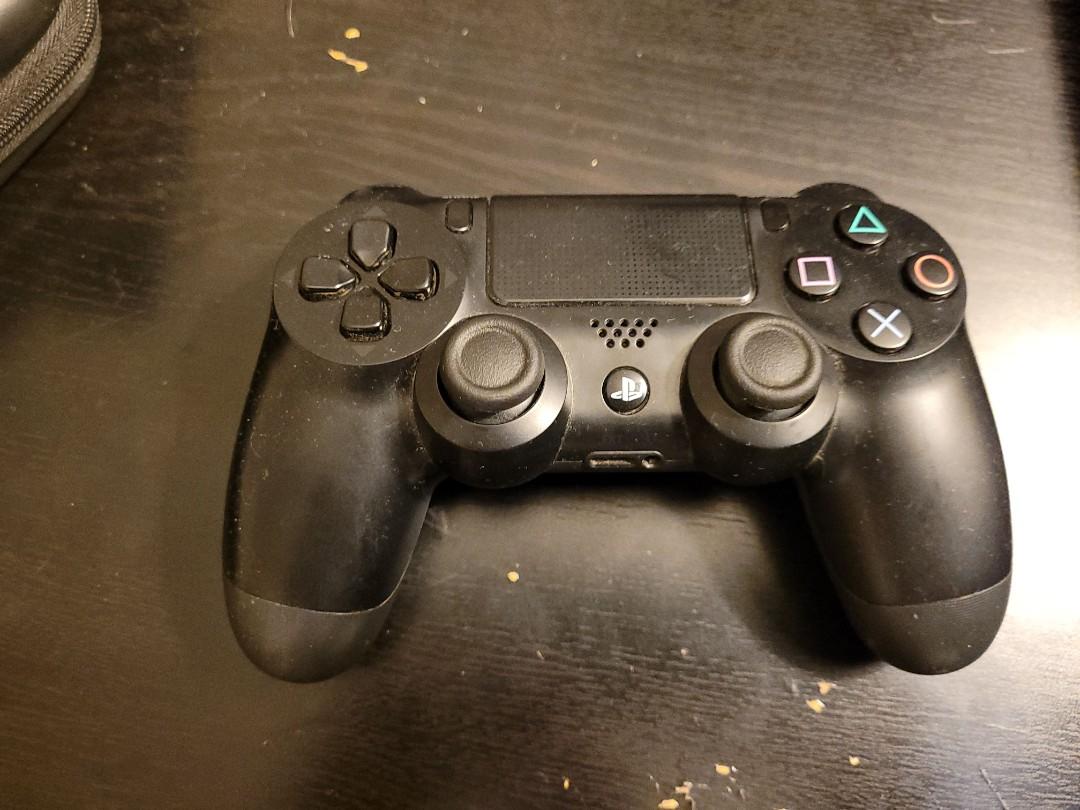 PS4 controller (Category: PlayStation) located in Singapore. Submitted by axerluc (Listing ID 1136233910, Image 2). Description: Controller GEN 1 working condition L2 sensitivity not 100%.