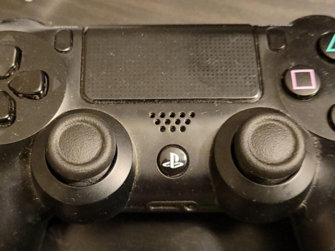 PS4 controller (Category: PlayStation) located in Singapore. Submitted by axerluc (Listing ID 1136233910, Image 1). Description: Controller GEN 1 working condition L2 sensitivity not 100%.