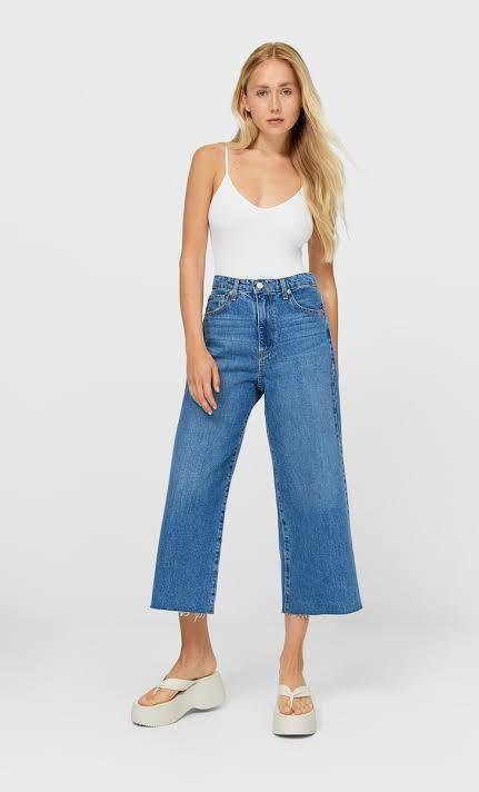 Stradivarius cullote frayed jeans, Fesyen Wanita, Pakaian Wanita, Bawahan  di Carousell