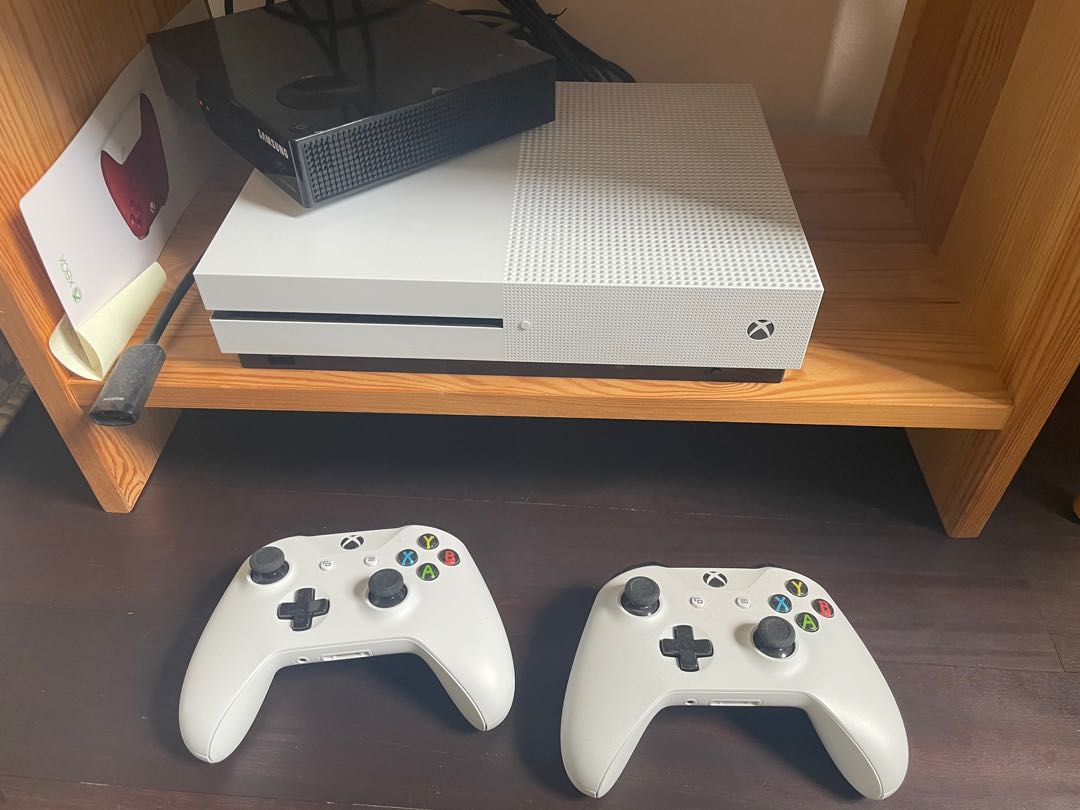 XBOX ONE S 1TB 2 controllers