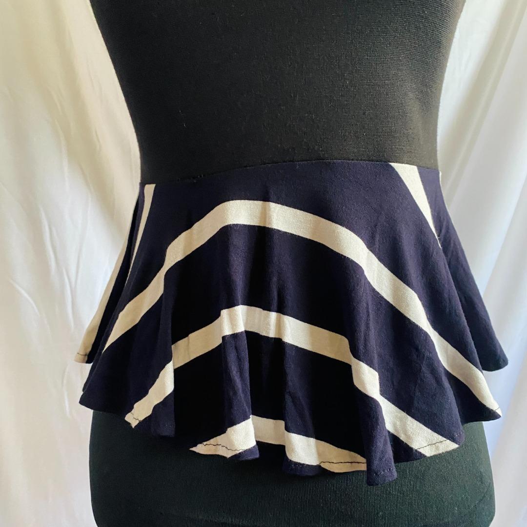 Black/Dark Purple Turtle Neck & Peplum Top (Category: Sleeveless) located in San Pedro. Submitted by basicmood (Listing ID 1188146398, Image 3). Description: BRAND: (no brand) PRICE: 100 BEST FIT: Small - Medium DETAILS: Turtle Neck | Sleevesless | Peplum Top | Body Hugging Fabric CONDITION: 8/10 - still in a very good condition! .