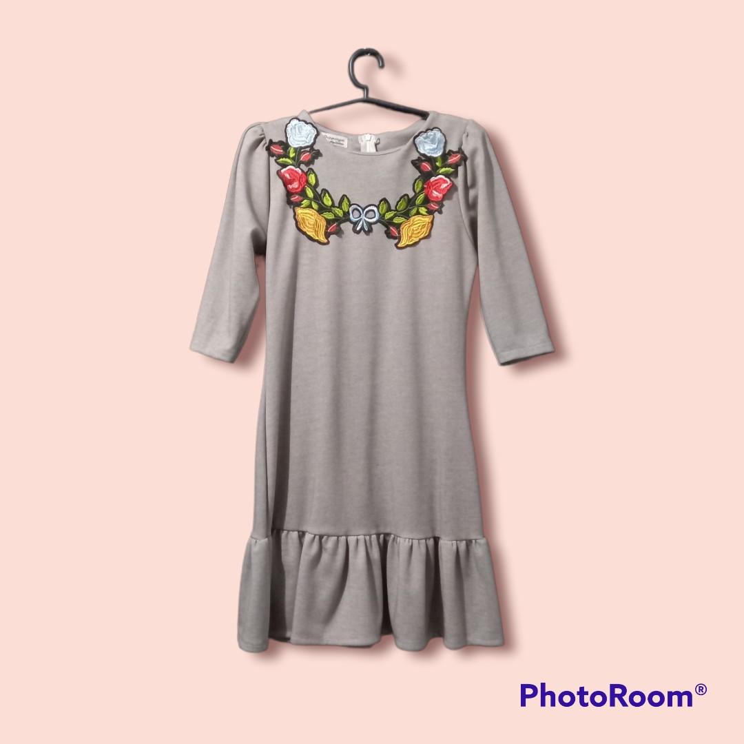 Gray dress with flower patches (Category: Dresses) located in Quezon City. Submitted by hari_yet (Listing ID 1188154995, Image 1). Description: RFS: Decluttering and need funds, never used because it didn't fit my style Size: XXS to S Issue/Flaw: None. Kailangan lang labhan kasi medyo naaalikabukan since nakatambak na lang. SF should be shouldered by the buyer (Angkas Padala, Grab Express, Lalamove, etc.) Within Quezon City/Metro Manila Area only